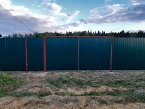Забор из профнастила с забивными столбами 8 соток